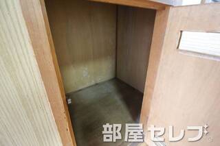 階段下収納。