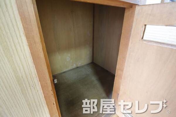階段下収納。