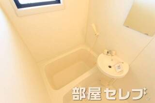 お風呂に小窓がついています。他号室の写真です。
