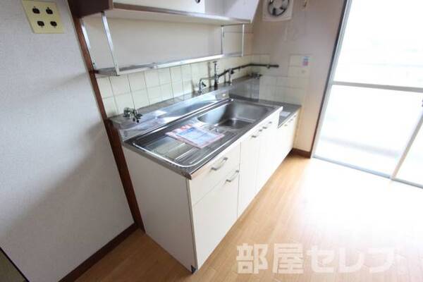 同タイプのお部屋の写真になります。