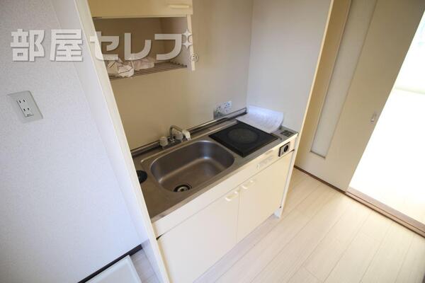 電気コンロのシステムキッチンです。