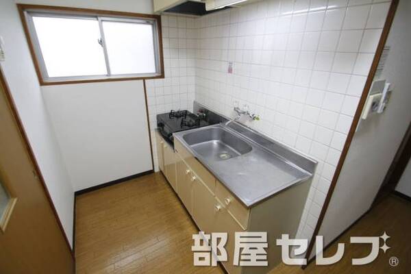 段落ちキッチン。