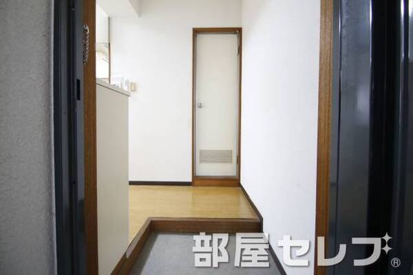 玄関から見た写真。