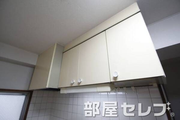 上部収納。