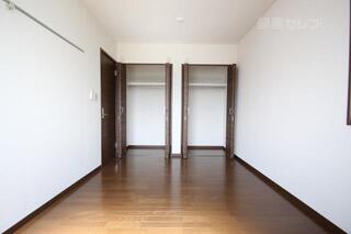 2面採光で明るい居室です。