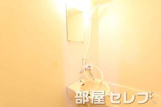 浴室の中にあるタイプの洗面台です。