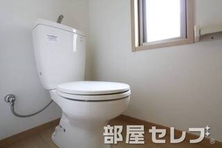 トイレに小窓あります。