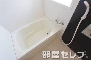 お風呂に小窓あります。