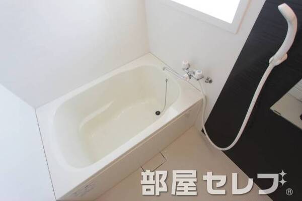 お風呂に小窓あります。
