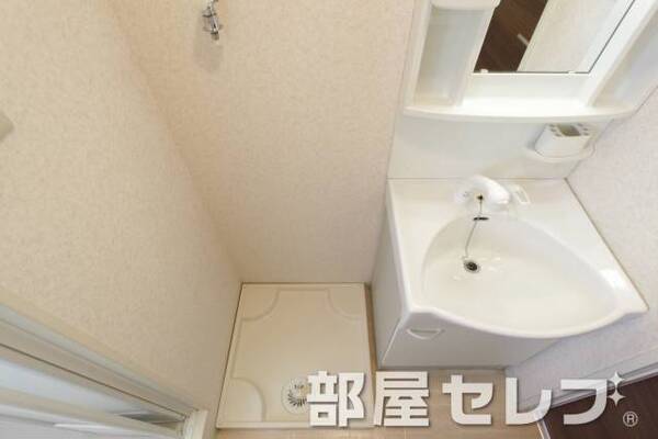 洗濯機置き場はこちらへ。