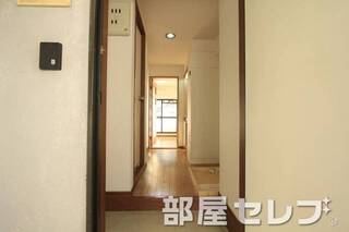 玄関からのアプローチです。