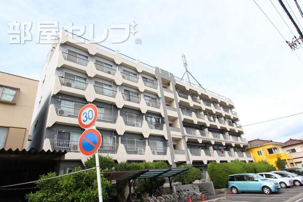 黒と白の重厚感あふれる建物です。