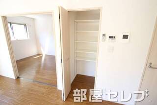 リビングにも収納あります。
