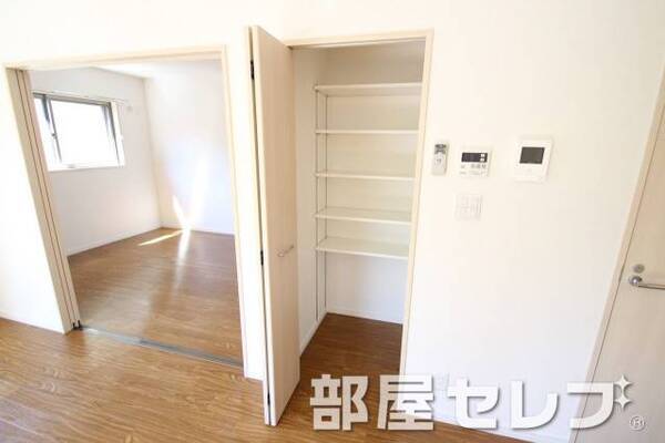 リビングにも収納あります。
