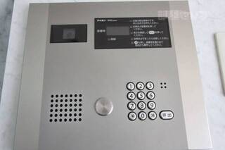 カードキー式のオートロック。エレベーターもカードで2重のロックされてます