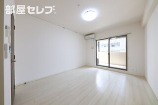 室内はきれいな白を基調とした色合い