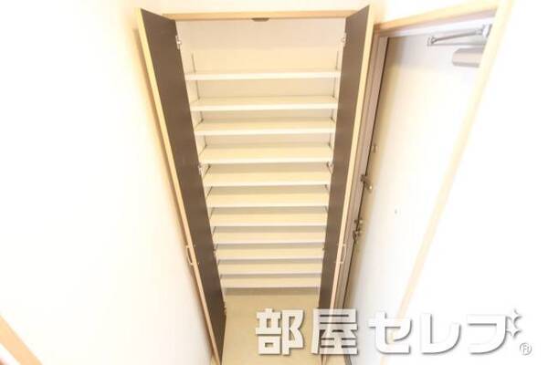 下駄箱はこんなに大きいです。