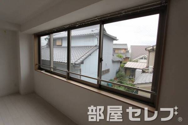大きい窓から陽が入ります。