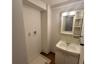 壁紙がお洒落な洗面台完備。