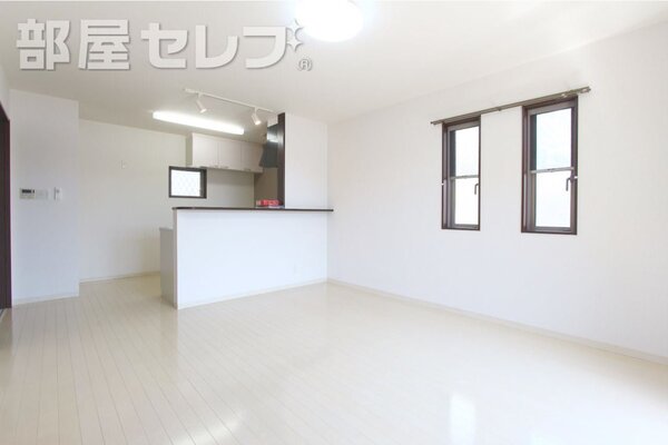 白を基調とした明るいお部屋です。