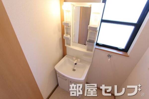 独立洗面で朝もらくらく。