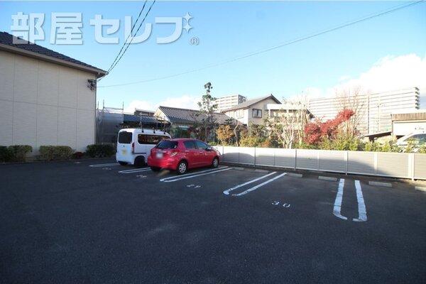 立派な門扉からおしゃれな玄関につながっています。