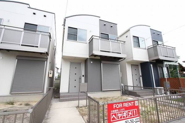 丸みを帯びた斬新なデザインの建物です。