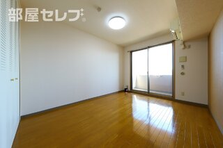 日が差し込む明るいリビングが人気です。