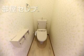 トイレで考え事でも。