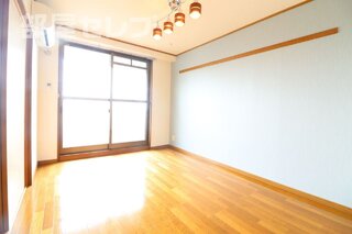 シンプルな洋室のお部屋です。