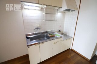 たっぷり収納できる白いキッチンです。