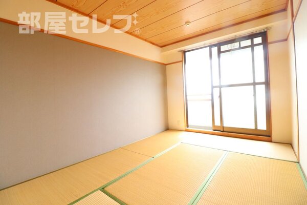押し入れありの和室のお部屋です。