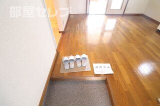 洗面所横に玄関があります。