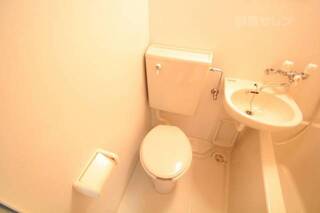 トイレで考え事でも。