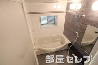 窓付きで換気もできます。