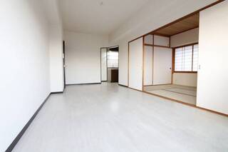 白基調の明るいリビング。写真は同タイプ他号室