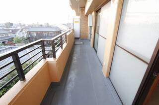 広ーーーーーいバルコニーで沢山干せます。写真は同タイプ他号室