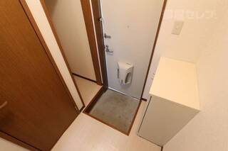 玄関には収納もあります。