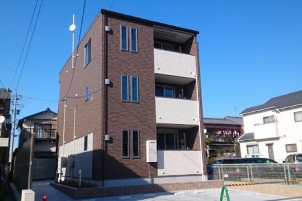 3階建て3戸の建物。