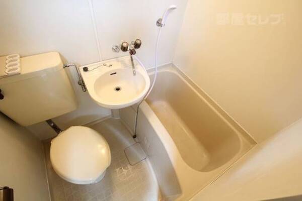バス、トイレ同室です