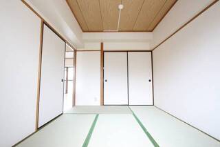 綺麗で明るい和室ございます。