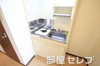 ガスキッチンのシステムキッチンです。302号室の写真です。