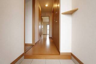 玄関からのお部屋の雰囲気です。201号室の写真です。