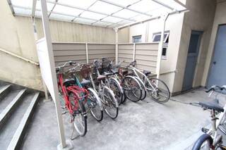 屋根付きの自転車置き場です。