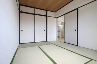 リビング横の和室のお部屋です。
