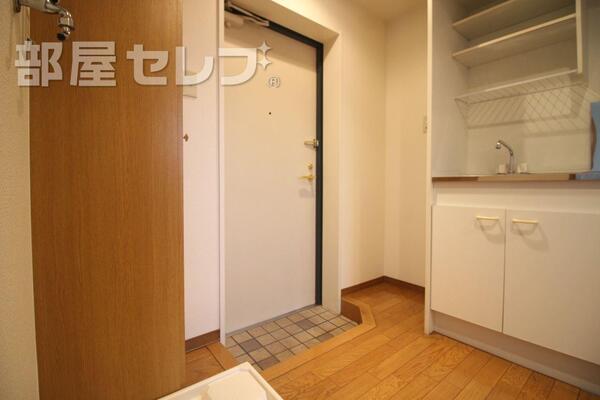 窓が二つあるので、明るい日差しが入ってきます。