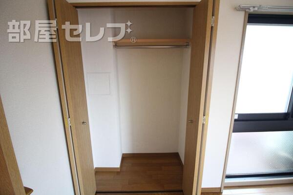 収納スペース充分の明るい洗面台です。