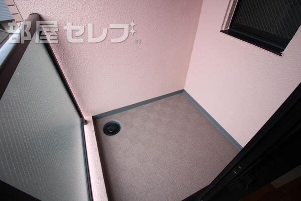 洗濯物を干すスペースも有ります。