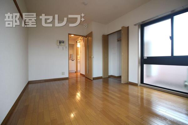 出窓があり、小物を置いてインテリアも楽しめます。
