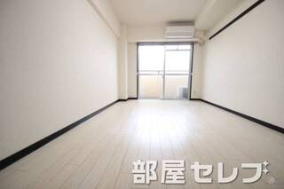 全体に白と黒で統一されたお部屋です。